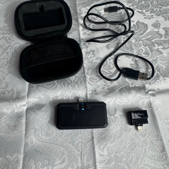 FLIR One Pro iOS Thermal Camera Adapter - Picture 4 of 4